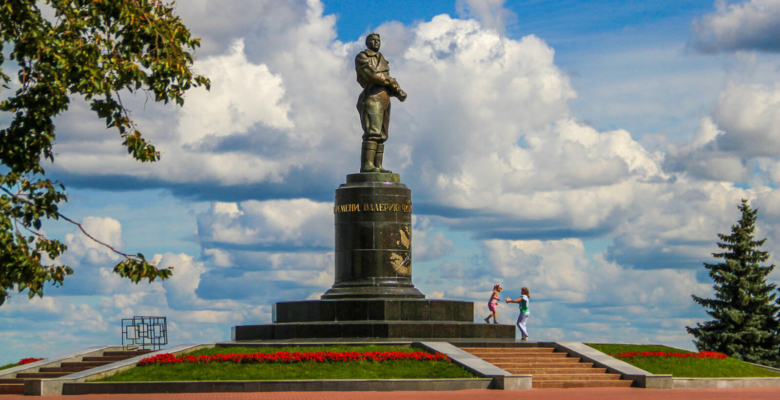 Памятник Валерию Чкалову