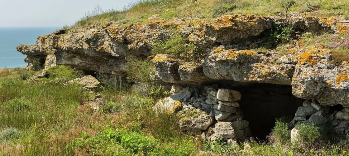 Древние шахты в горе Опук