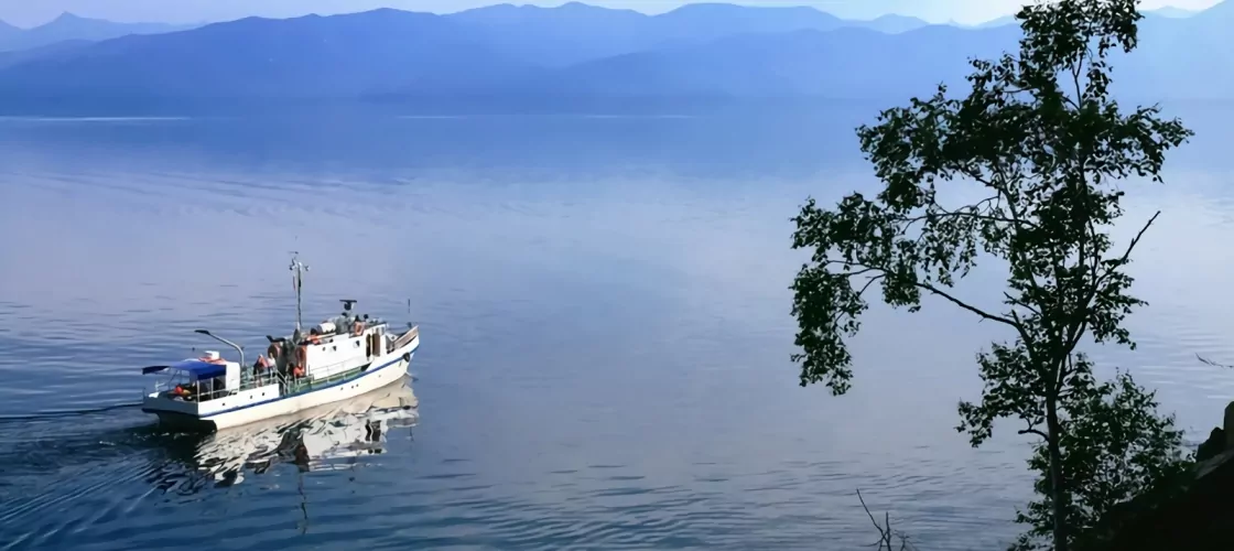 Лодка на озере Байкал