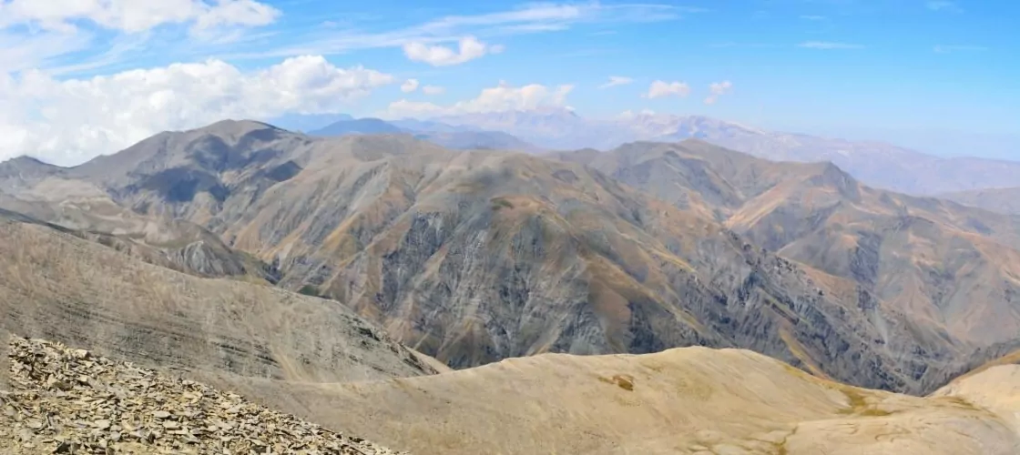 Вид на гору Шахдаг и вершины горы Базардюзю