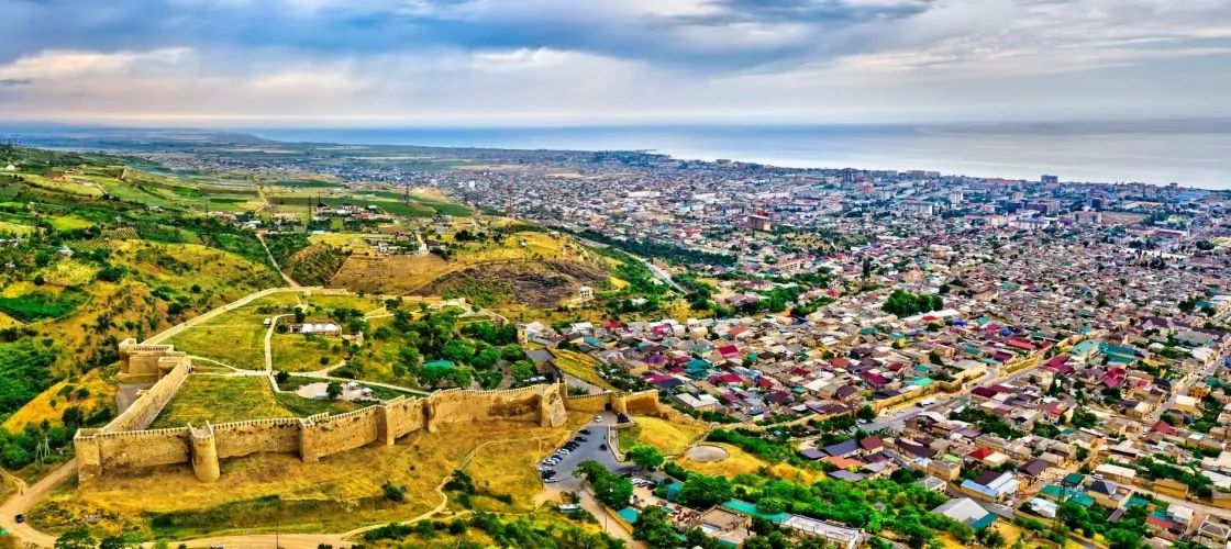 Вид на крепость Нарын-Кала