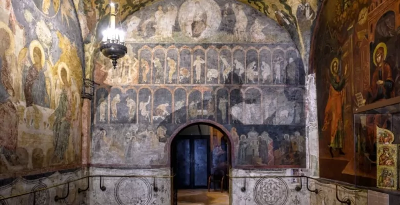 Фрески внутри Архангельского собора