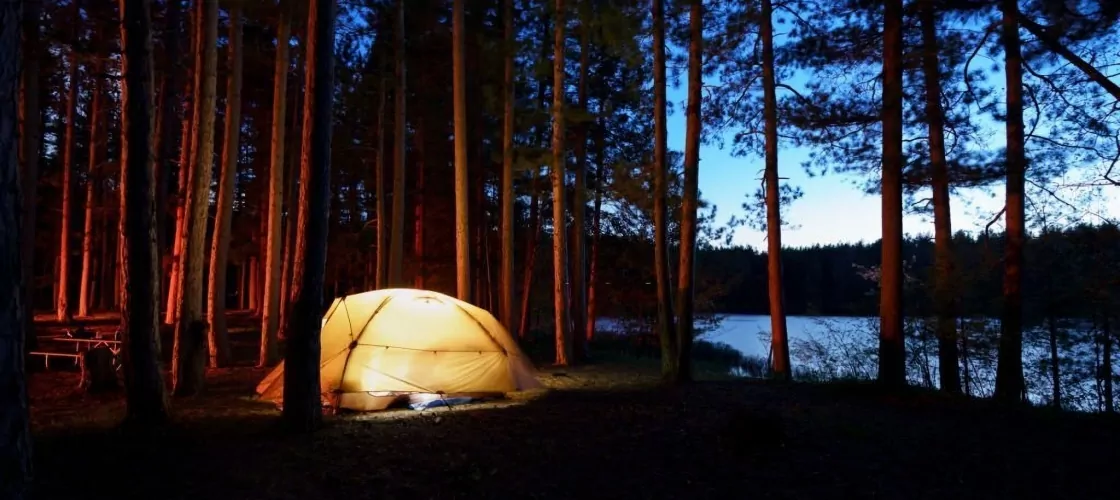 Отдых в палатке на побережье озера
