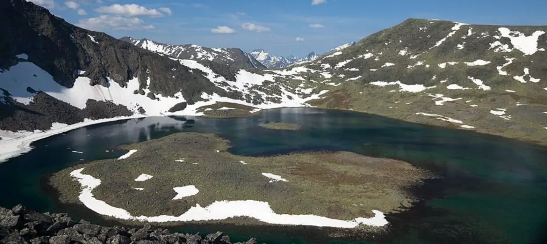 Озеро Бублик в окрестностях горы Народная