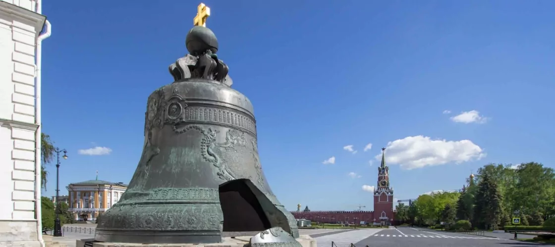 Царь-колокол у колокольни Ивана Великого