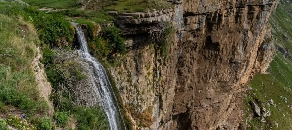 Вид сверху на водопад Тобот