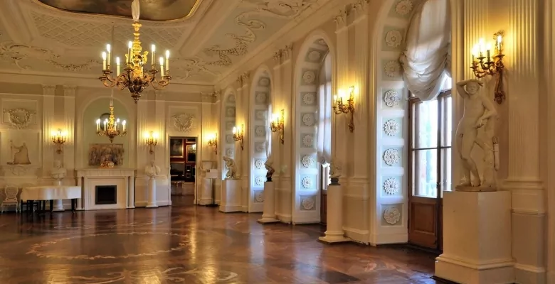 Белый зал Большого Гатчинского дворца