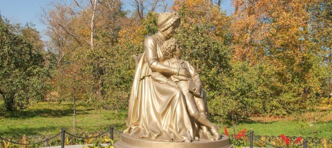 Памятник Марии Ганнибал и Александру Пушкину