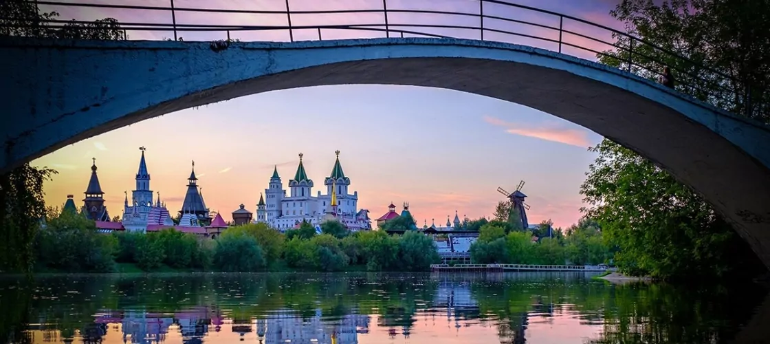 Вид на Измайловский кремль с Серебряно-Виноградного пруда