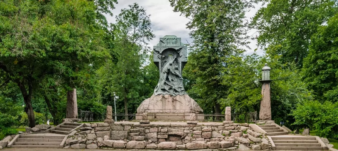 Памятник «Стерегущему» в Александровском парке