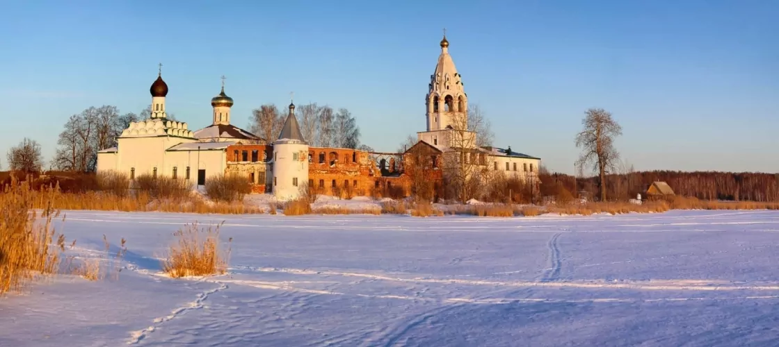 Свято-Троицкий Островоезерский монастырь
